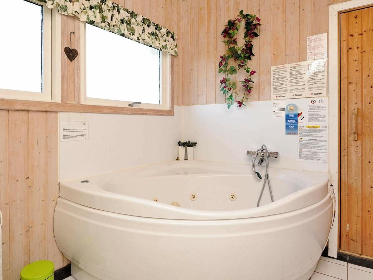 8 Person Holiday Home In Hejls Zimmer foto